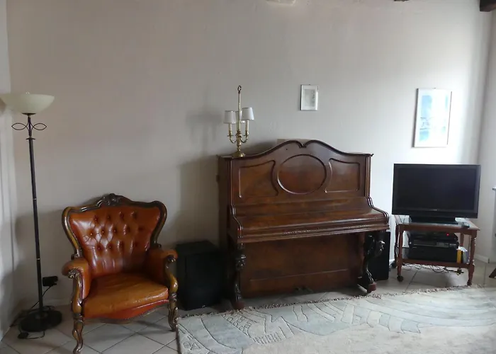 Charmantes Pfarrhaus Mit Seeblick Und Garten 아파트